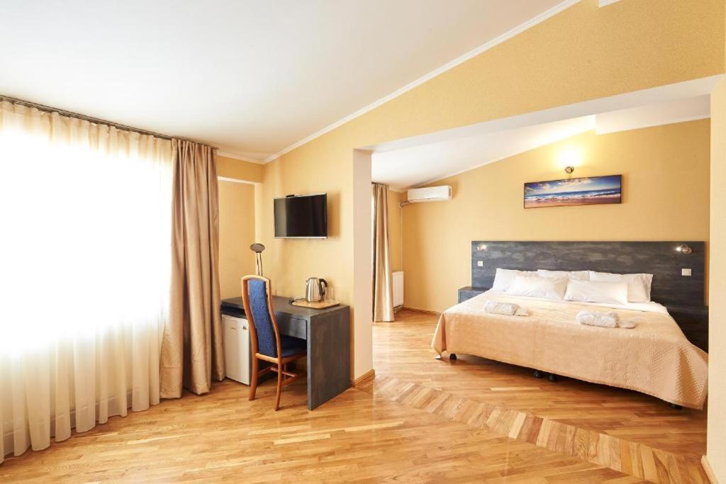 The Hilltop Skyline Hotel Tbilisi Exterior foto